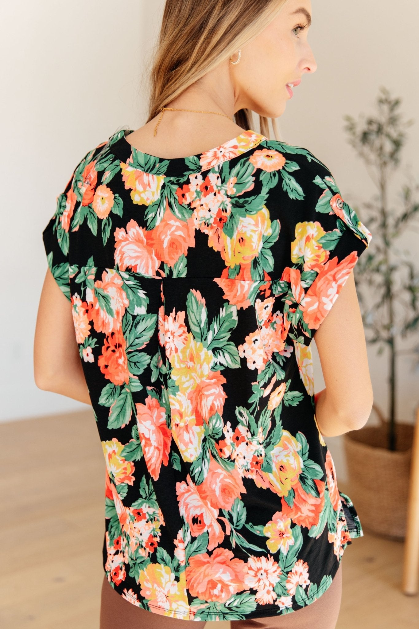 Lizzy Cap Sleeve Top in Black Garden Floral - Molliee Boutique