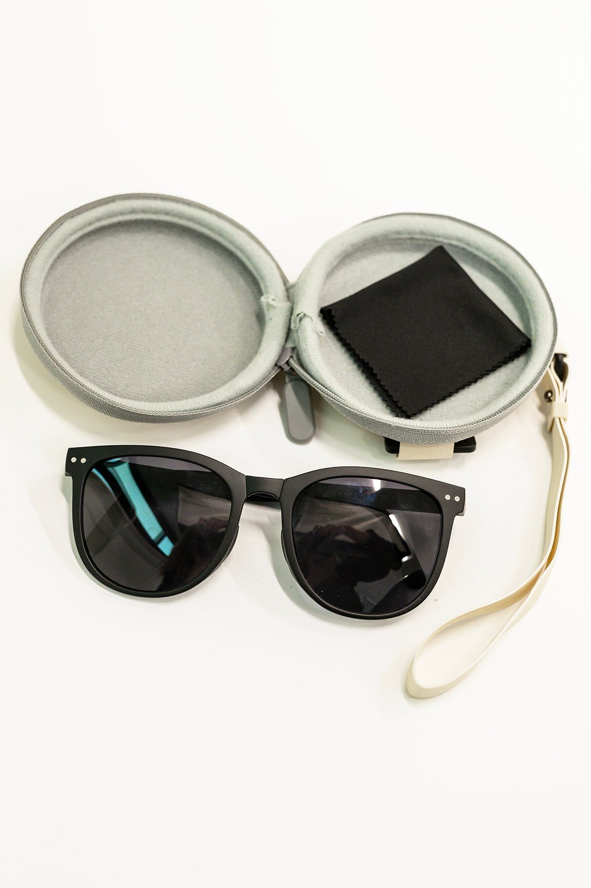 Collapsible Girlfriend Sunnies & Case in Black - Molliee Boutique